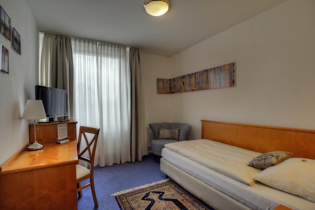 Hotel Maxim Langenfeld  Kamer foto