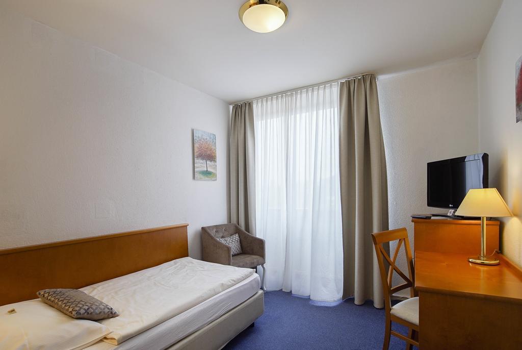Hotel Maxim Langenfeld  Kamer foto