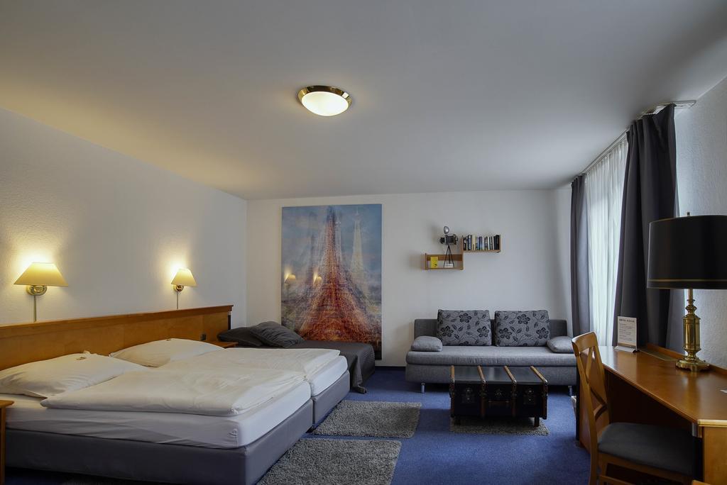 Hotel Maxim Langenfeld  Kamer foto